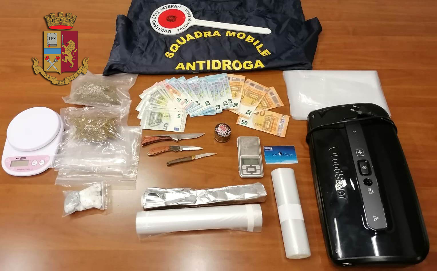 Gestiva Supermarket Della Droga In Casa Arrestato Dalla Polizia Di